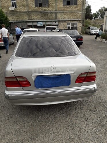 Mercedes E 200 2001, 320,200 km - 2.0 l - Bərdə