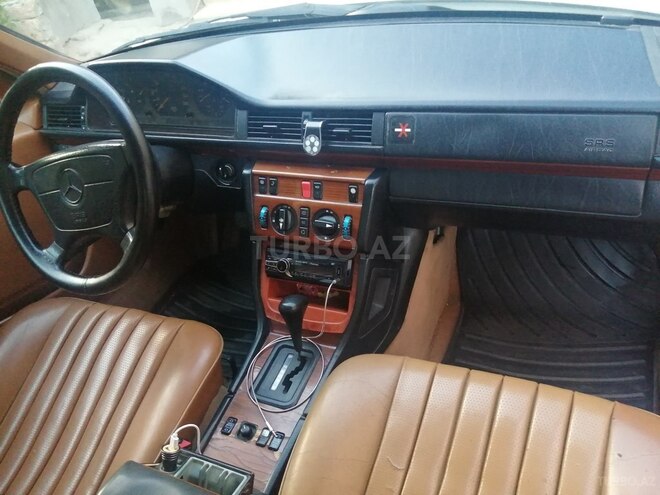 Mercedes E 250 1995, 350,000 km - 2.5 l - Bakı