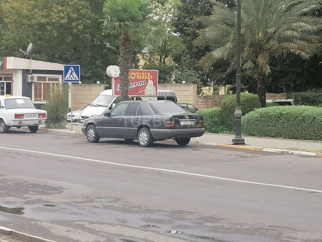 Mercedes E 200 1993, 322,000 km - 2.0 л - Masallı
