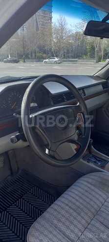 Mercedes E 220 1992, 213,414 km - 2.2 l - Bakı