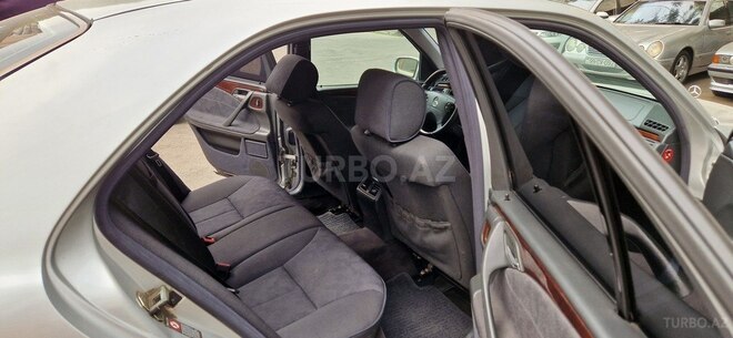 Mercedes E 270 1999, 288,000 km - 2.7 l - Bakı