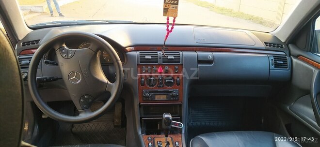 Mercedes E 270 2001, 300,000 km - 2.7 l - Beyləqan