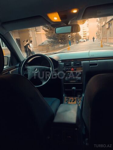 Mercedes E 240 1999, 239,000 km - 2.4 л - Bakı