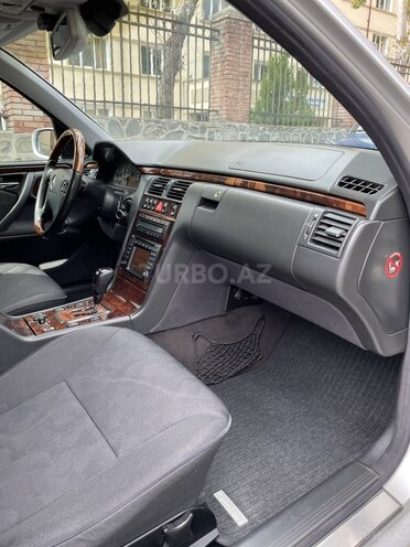 Mercedes E 320 2000, 305,900 km - 3.2 л - Şəki