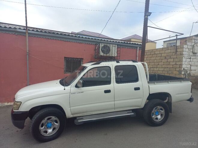 Toyota Hilux 2001, 320,000 km - 2.8 l - Bakı