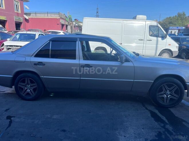 Mercedes E 220 1993, 320,000 km - 2.2 л - Bakı