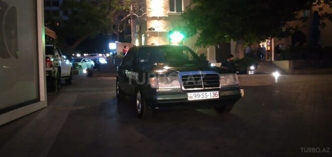 Mercedes E 230 1990, 200,009 km - 2.3 l - Bakı