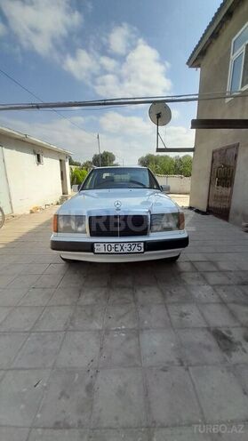Mercedes E 250 1988, 585,000 km - 2.5 l - Salyan