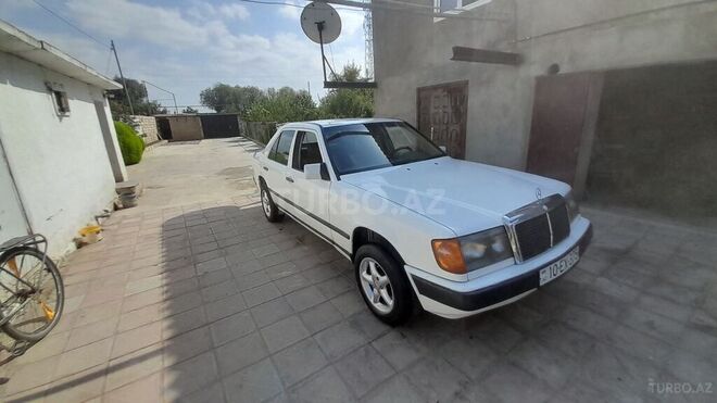 Mercedes E 250 1988, 585,000 km - 2.5 l - Salyan