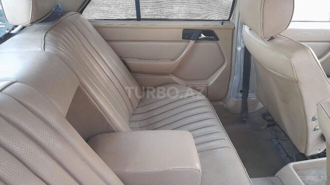 Mercedes E 250 1988, 585,000 km - 2.5 l - Salyan