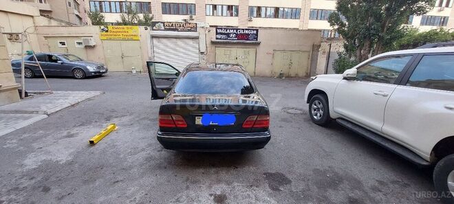 Mercedes E 240 2001, 38,400 km - 2.6 l - Bakı