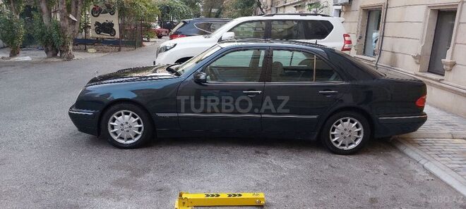 Mercedes E 240 2001, 38,400 km - 2.6 l - Bakı