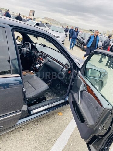 Mercedes E 270 2001, 381,000 km - 2.7 l - Bakı