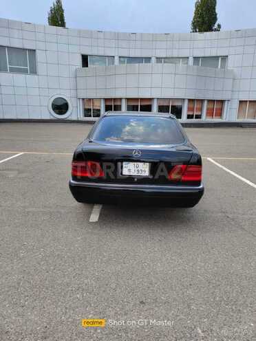 Mercedes E 220 1999, 358,656 km - 2.2 l - Qazax