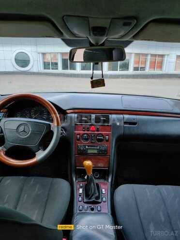 Mercedes E 220 1999, 358,656 km - 2.2 l - Qazax