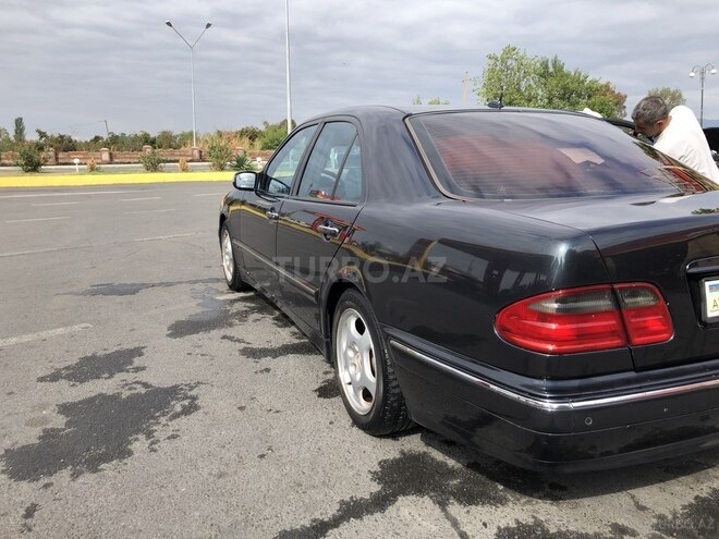 Mercedes E 240 2001, 370,000 km - 2.4 l - Zaqatala