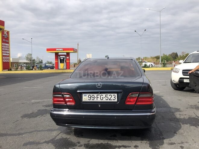 Mercedes E 240 2001, 370,000 km - 2.4 l - Zaqatala