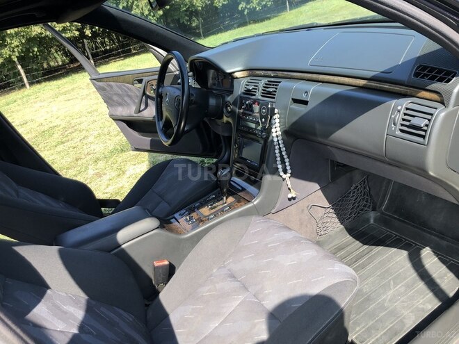Mercedes E 240 2001, 370,000 km - 2.4 l - Zaqatala