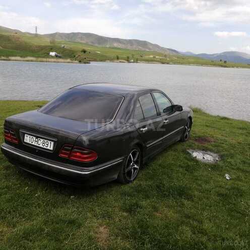 Mercedes E 220 2000, 319,000 km - 2.2 л - Gədəbəy