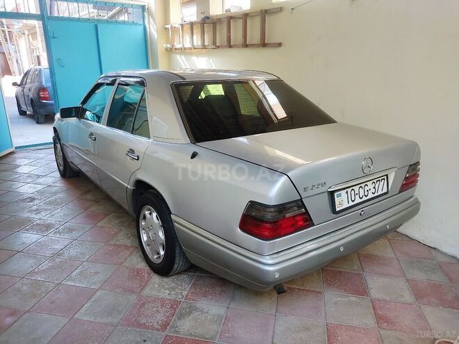 Mercedes E 220 1993, 563,074 km - 2.2 l - Bakı