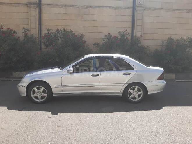 Mercedes E 220 2004, 266,500 km - 2.2 l - Bakı
