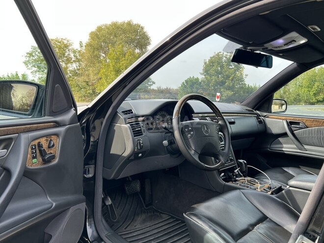 Mercedes E 320 2000, 250,000 km - 3.2 л - Zaqatala