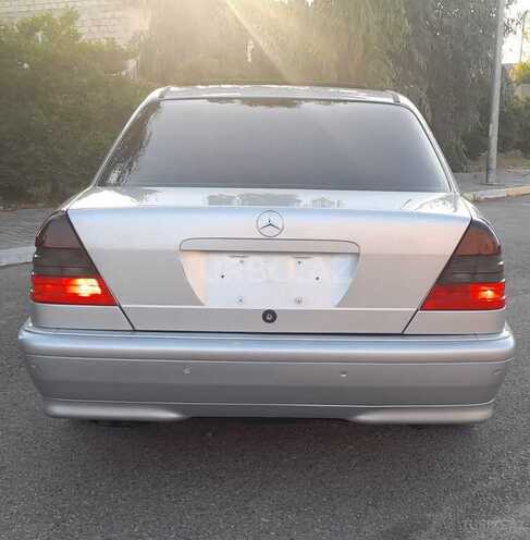 Mercedes C 230 1999, 242,000 km - 2.3 л - Qax