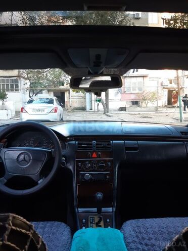 Mercedes E 220 1997, 350,000 km - 2.2 l - Bakı