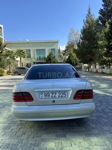 Mercedes E 240 2001, 382,000 km - 2.4 l - Salyan