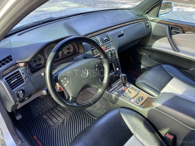 Mercedes E 240 2001, 382,000 km - 2.4 l - Salyan