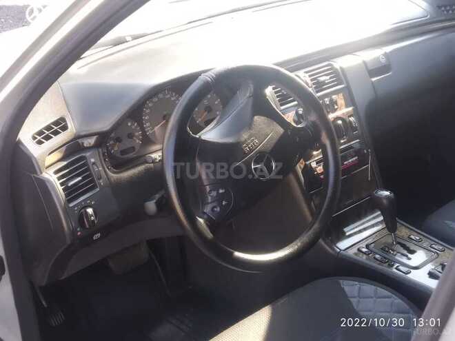 Mercedes E 220 2000, 331,000 km - 2.2 l - Zaqatala