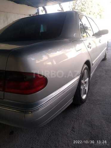 Mercedes E 220 2000, 331,000 km - 2.2 l - Zaqatala