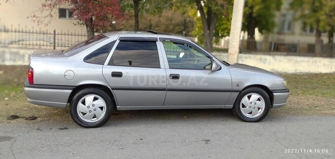 Opel Vectra 1994, 355,000 km - 1.8 l - Qax