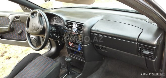 Opel Vectra 1994, 355,000 km - 1.8 l - Qax
