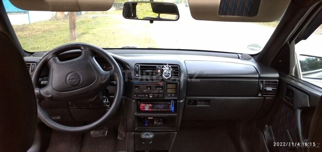 Opel Vectra 1994, 355,000 km - 1.8 l - Qax