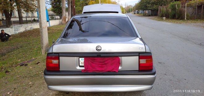 Opel Vectra 1994, 355,000 km - 1.8 l - Qax