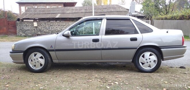 Opel Vectra 1994, 355,000 km - 1.8 l - Qax