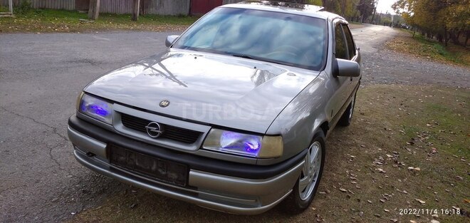 Opel Vectra 1994, 355,000 km - 1.8 l - Qax