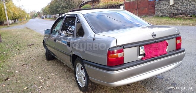 Opel Vectra 1994, 355,000 km - 1.8 l - Qax