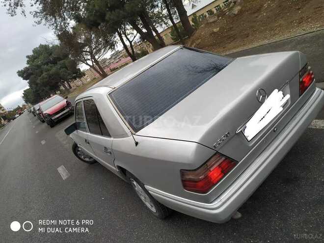 Mercedes E 220 1994, 299,800 km - 2.2 л - Bakı