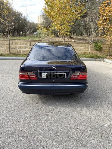 Mercedes E 220 2001, 260,000 km - 2.2 l - Bakı
