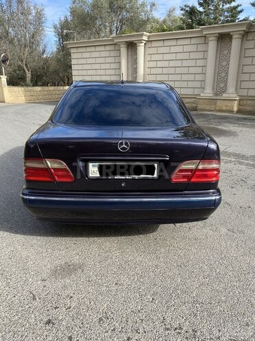 Mercedes E 220 2001, 260,000 km - 2.2 l - Bakı