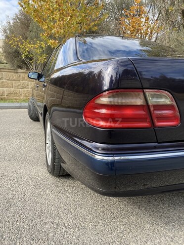 Mercedes E 220 2001, 260,000 km - 2.2 l - Bakı