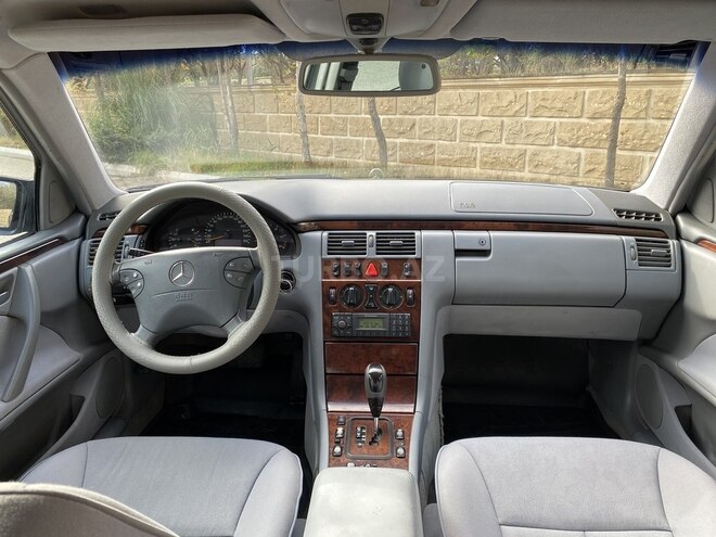 Mercedes E 220 2001, 260,000 km - 2.2 l - Bakı