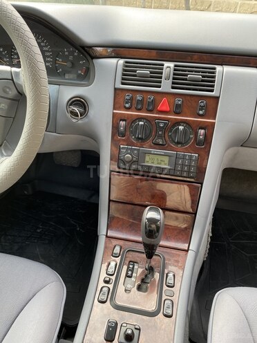 Mercedes E 220 2001, 260,000 km - 2.2 l - Bakı