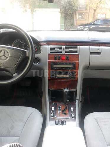 Mercedes E 240 1998, 306,600 km - 2.4 l - Bakı
