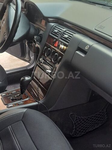 Mercedes E 220 2000, 350,000 km - 2.2 л - Sumqayıt