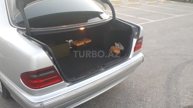 Mercedes E 240 2000, 305,000 km - 2.4 л - Bakı