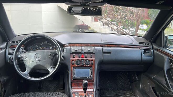 Mercedes E 240 2000, 425,000 km - 2.4 l - Masallı
