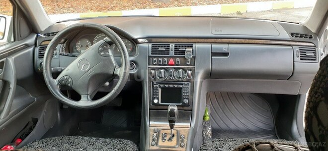Mercedes E 320 2001, 400,200 km - 3.2 l - Qazax